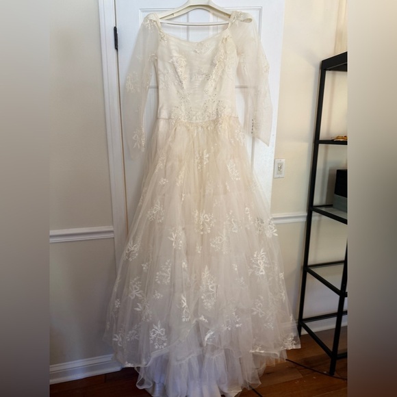 Vintage Dresses & Skirts - Vintage intricate Ivory Lace Tulle Ball Gown Wedding Dress